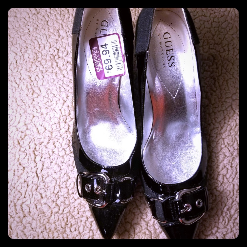 NEW!! Guess 7M  Black pumps w/silver buckle
